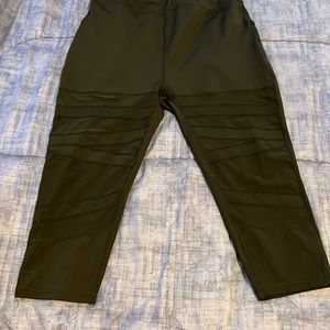 Black Crop PopFit Leggings with Mesh Cutouts